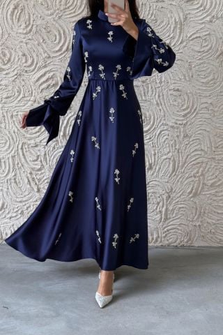 Detaylarıyla Büyüleyen Saten Tesettür Abiye Lacivert