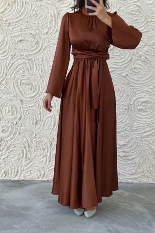 Akıcı Zarafet: Volan Kol Saten Tesettür Abiye Kahverengi