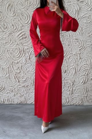 لؤلؤة الساتان: فستان سهرة حجاب بتفاصيل سلسلة وأكمام واسعة باللون الأحمر