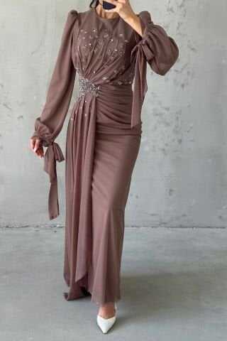 Drape Detaylı Taşlarla Süslenmiş Tesettür Abiye Kahverengi