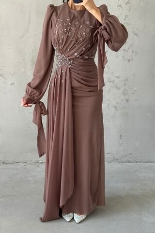 Drape Detaylı Taşlarla Süslenmiş Tesettür Abiye Kahverengi