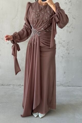 Drape Detaylı Taşlarla Süslenmiş Tesettür Abiye Kahverengi