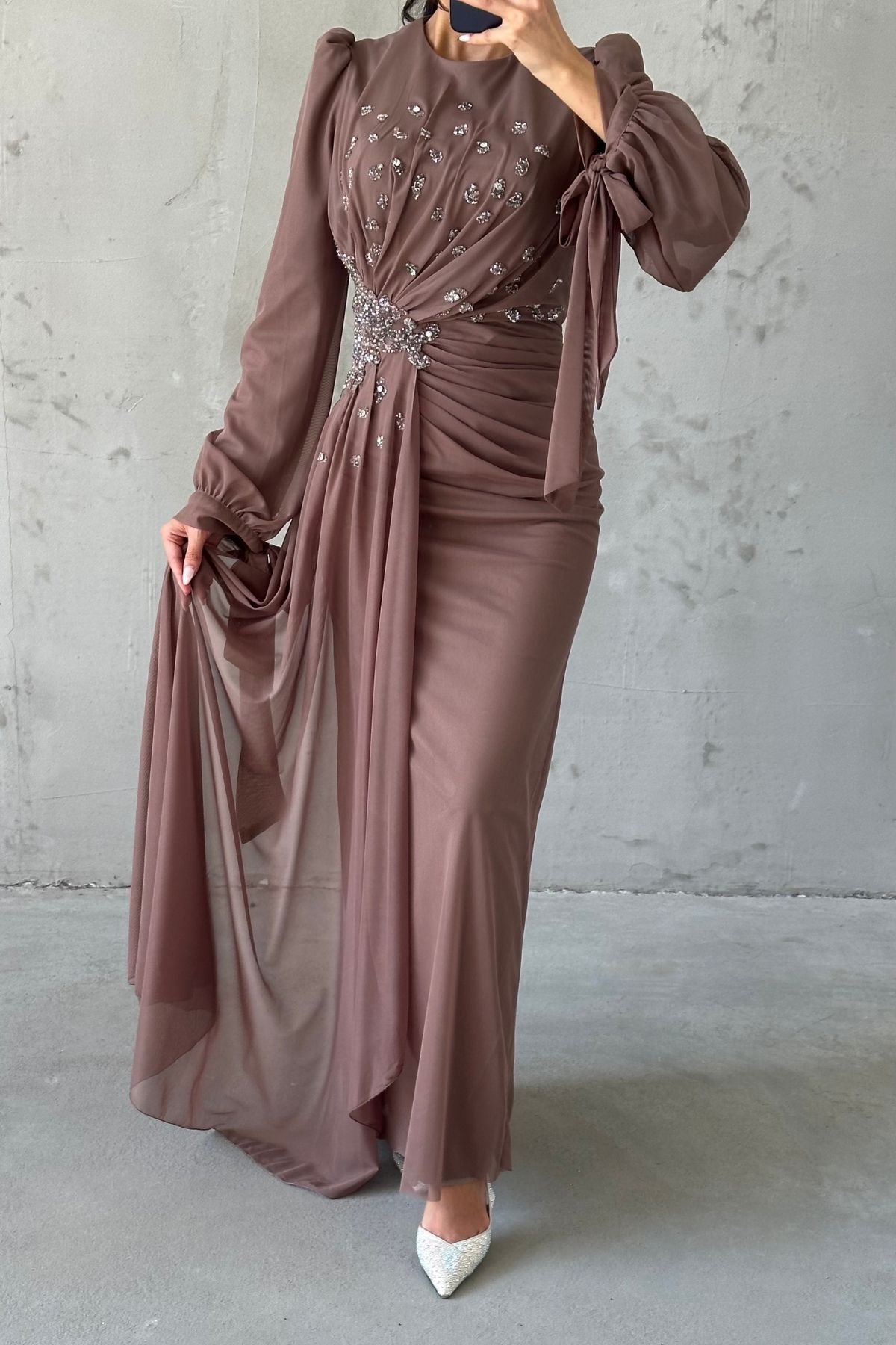 Drape Detaylı Taşlarla Süslenmiş Tesettür Abiye Kahverengi