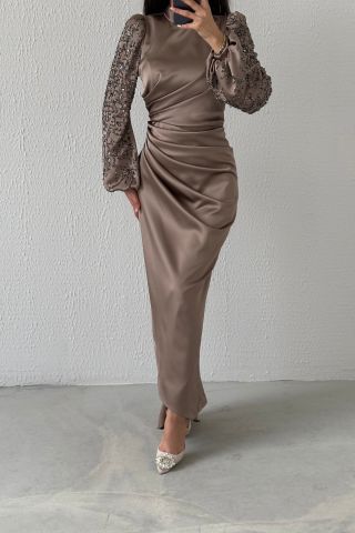 فستان سهرة بتصميم عصري من الساتان للحجاب من فرو المنك مع تفاصيل متجمعة عند الخصر