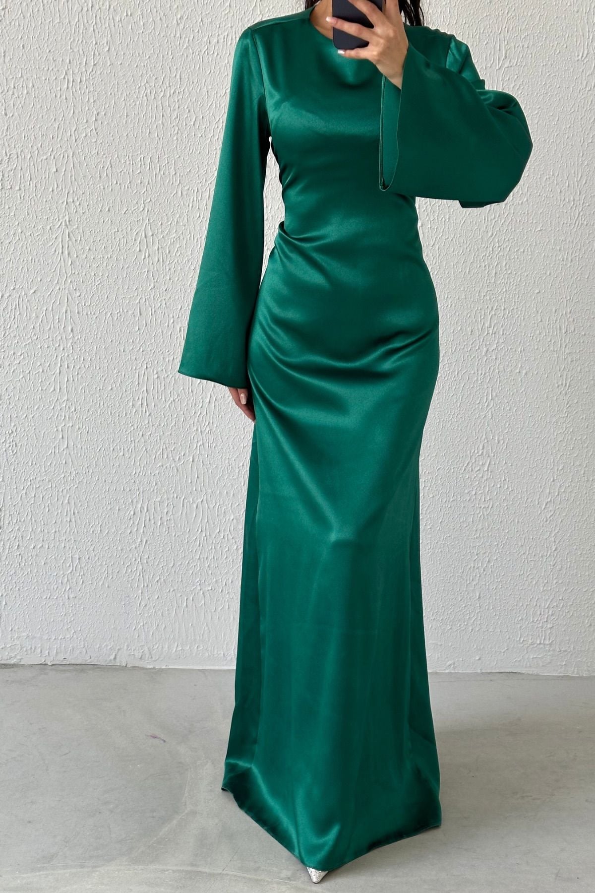 Arkadan Bağlama Detaylı Basic Parlak Saten Tesettür Abiye Zümrüt Yeşili