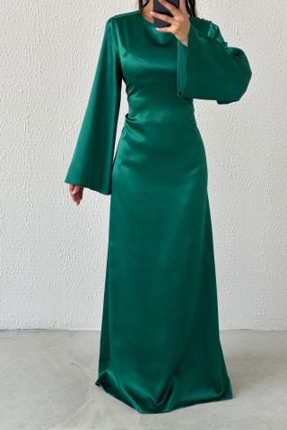 Arkadan Bağlama Detaylı Basic Parlak Saten Tesettür Abiye Zümrüt Yeşili