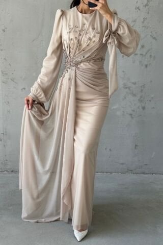 Drape Detaylı Taşlarla Süslenmiş Tesettür Abiye Taş