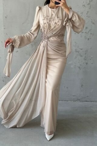 Drape Detaylı Taşlarla Süslenmiş Tesettür Abiye Taş