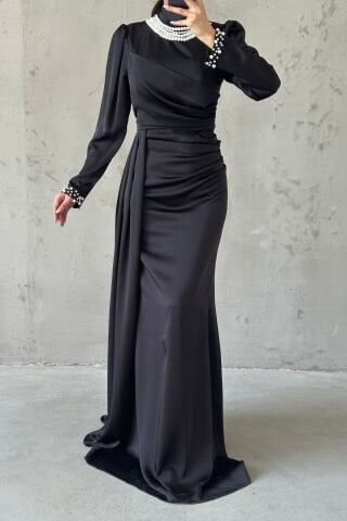 Kol Ucu ve Boynu İnci Detaylı Kuyruklu Saten Tesettür Abiye Siyah
