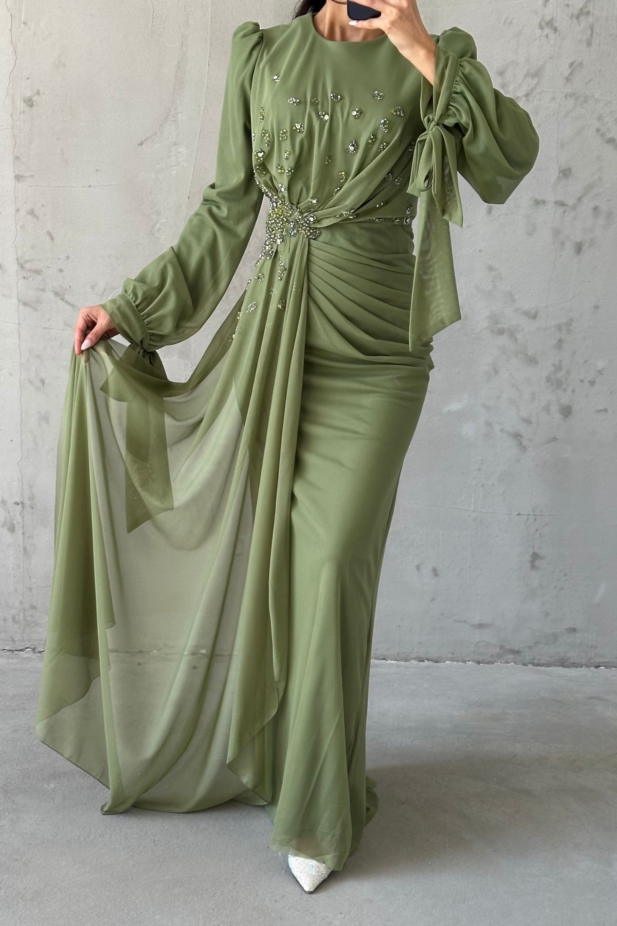 Drape Detaylı Taşlarla Süslenmiş Tesettür Abiye  Haki