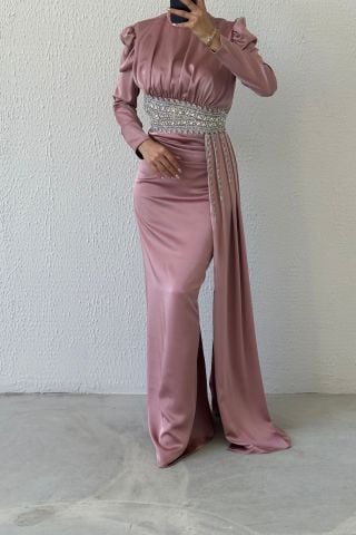 Taş Detaylı Kuyruğuyla Şık Saten Tesettür Abiye Pudra