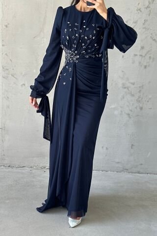 Drape Detaylı Taşlarla Süslenmiş Tesettür Abiye Lacivert