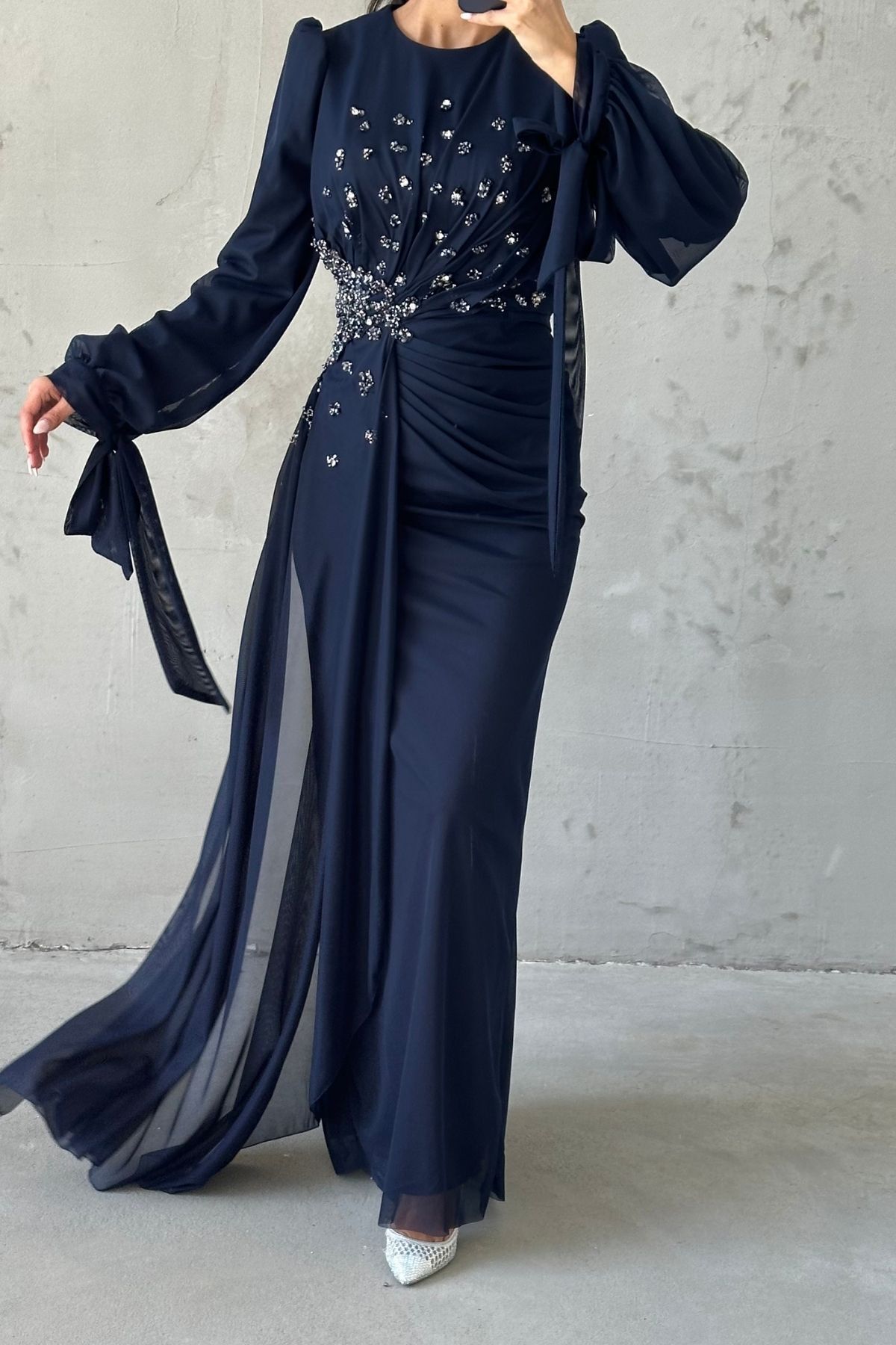 Drape Detaylı Taşlarla Süslenmiş Tesettür Abiye Lacivert