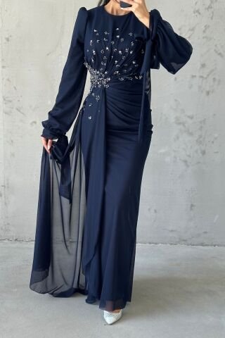 Drape Detaylı Taşlarla Süslenmiş Tesettür Abiye Lacivert