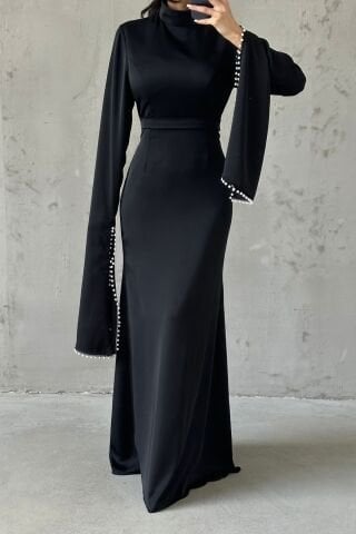 Kolu Yırtmaçlı ve Kolları İnci Detaylı Saten Tesettür Abiye Siyah