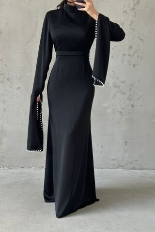 Kolu Yırtmaçlı ve Kolları İnci Detaylı Saten Tesettür Abiye Siyah