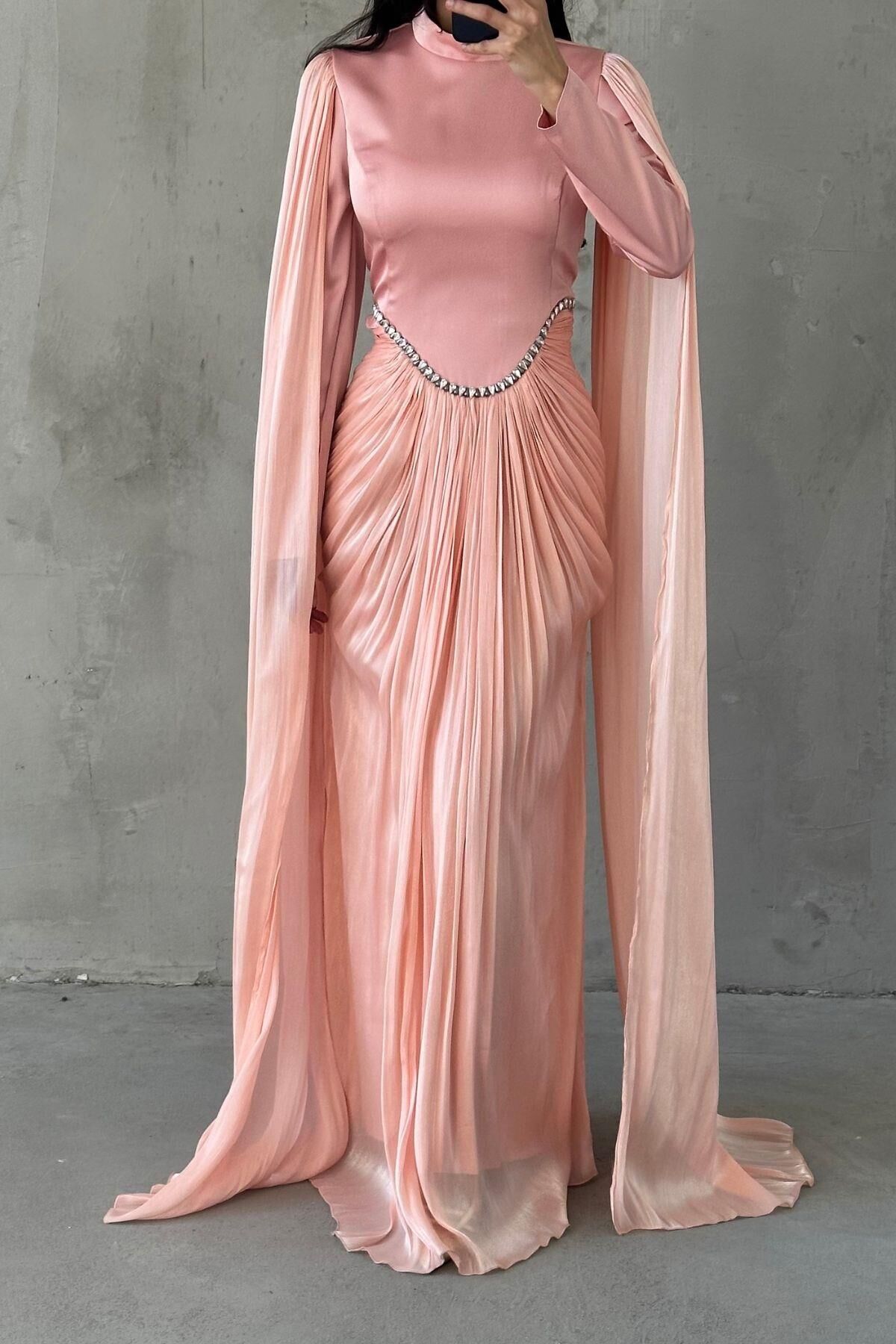 فستان سهرة حجابي بأكمام لامعة بلون وردي فاتح