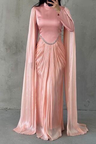 فستان سهرة حجابي بأكمام لامعة بلون وردي فاتح