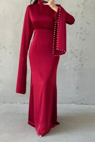 Kolu Yırtmaçlı ve Kolları İnci Detaylı Saten Tesettür Abiye Bordo