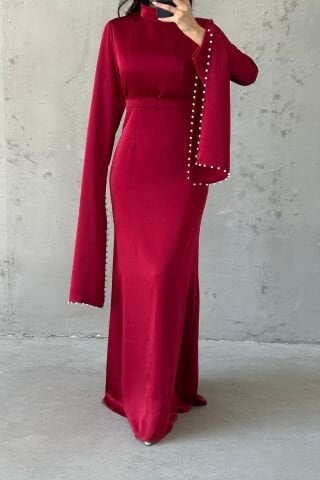 Kolu Yırtmaçlı ve Kolları İnci Detaylı Saten Tesettür Abiye Bordo