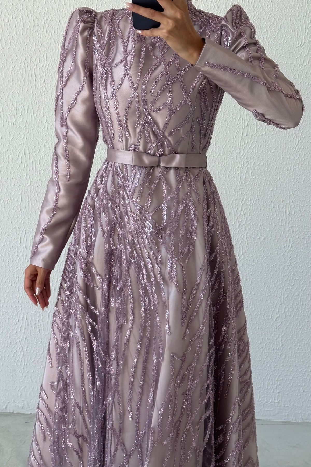 Pul Parıltılı İnce Desenlerle Kemerli Tesettür Abiye