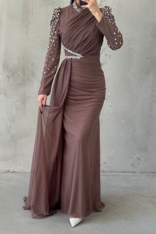 Eşsiz Süslemeli Kuyruklu Tesettür Abiye Kahverengi