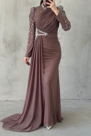 Eşsiz Süslemeli Kuyruklu Tesettür Abiye Kahverengi