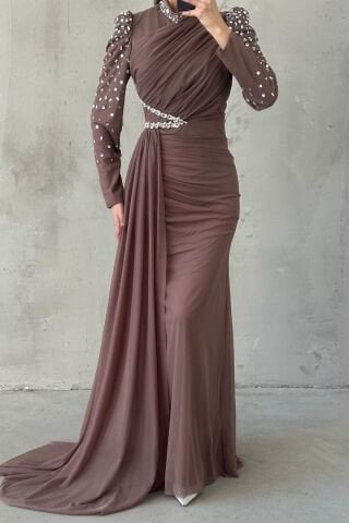 Eşsiz Süslemeli Kuyruklu Tesettür Abiye Kahverengi