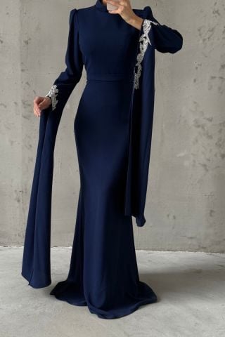 فستان سهرة بأكمام كاب وتفاصيل حجرية من قماش الكريب، أزرق داكن