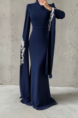 فستان سهرة بأكمام كاب وتفاصيل حجرية من قماش الكريب، أزرق داكن