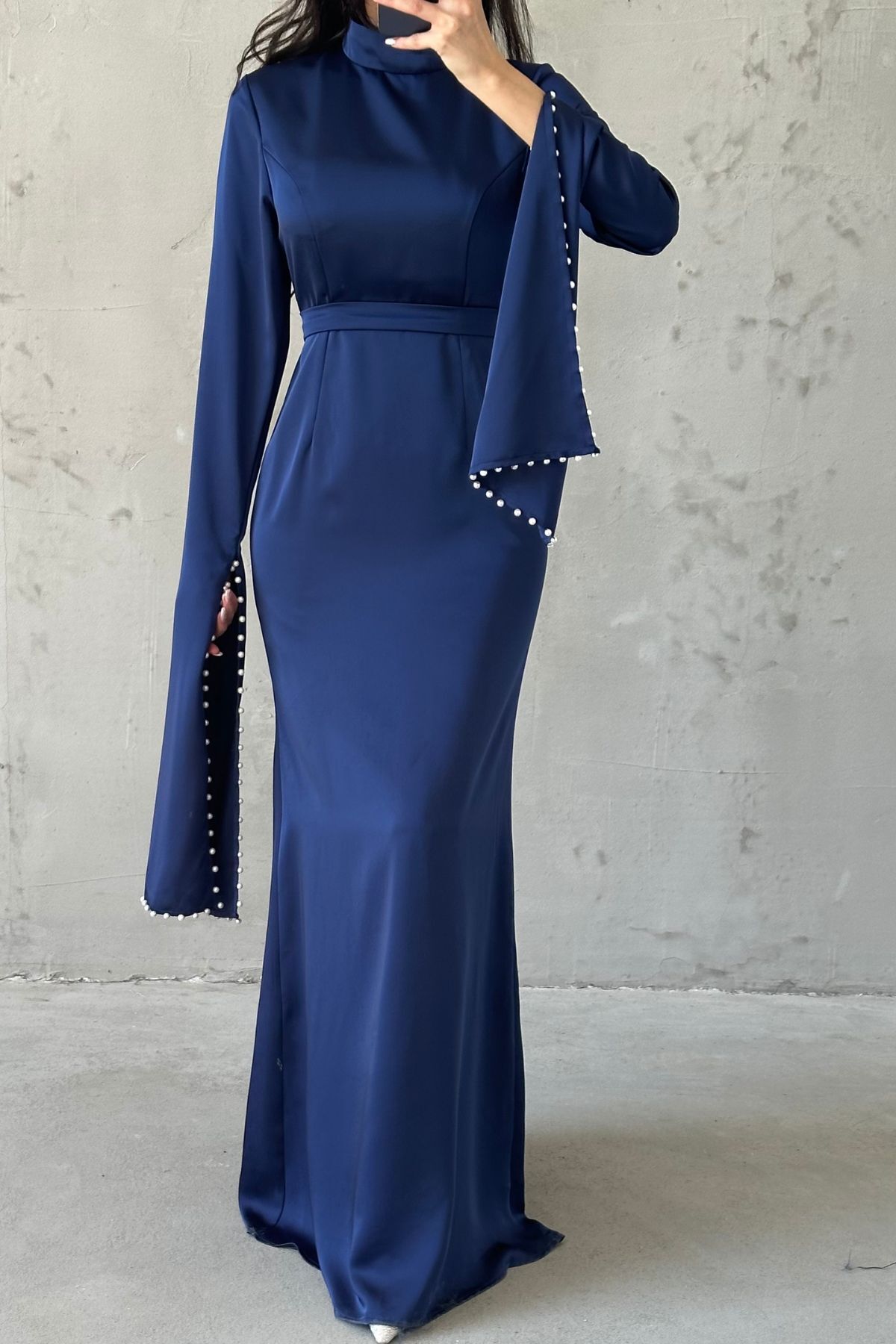 Kolu Yırtmaçlı ve Kolları İnci Detaylı Saten Tesettür Abiye Lacivert