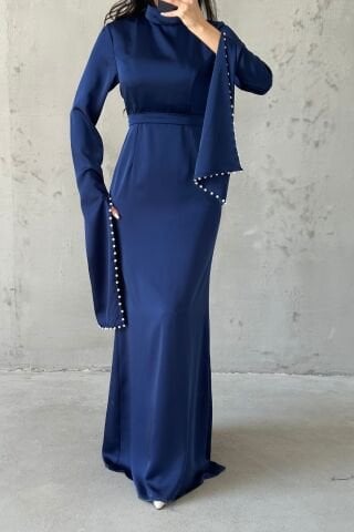 Kolu Yırtmaçlı ve Kolları İnci Detaylı Saten Tesettür Abiye Lacivert