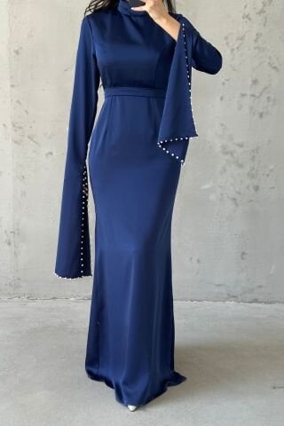 Kolu Yırtmaçlı ve Kolları İnci Detaylı Saten Tesettür Abiye Lacivert