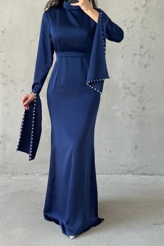 Kolu Yırtmaçlı ve Kolları İnci Detaylı Saten Tesettür Abiye Lacivert