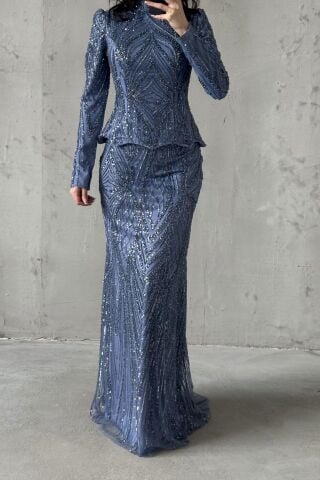 فستان سهرة من إيلاريس محجب باللون النيلي