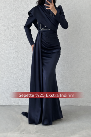 فستان سهرة من الساتان للحجاب باللون الأزرق الداكن مع تصميم أنيق انسيابي