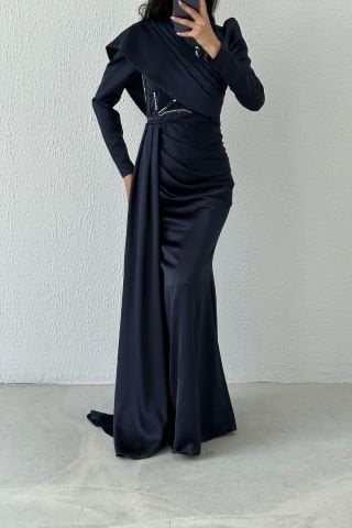 Dökümlü Zarif Tasarımıyla Saten Tesettür Abiye Lacivert