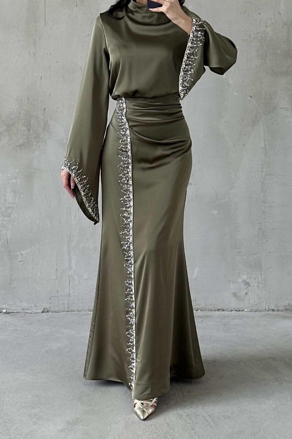 Dökümlü Kol Işıltılı İşlemeli Saten Tesettür Abiye Haki