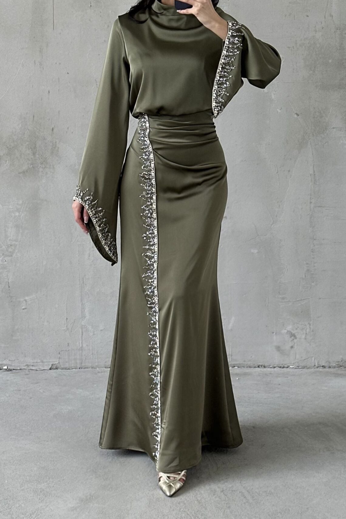 Dökümlü Kol Işıltılı İşlemeli Saten Tesettür Abiye Haki