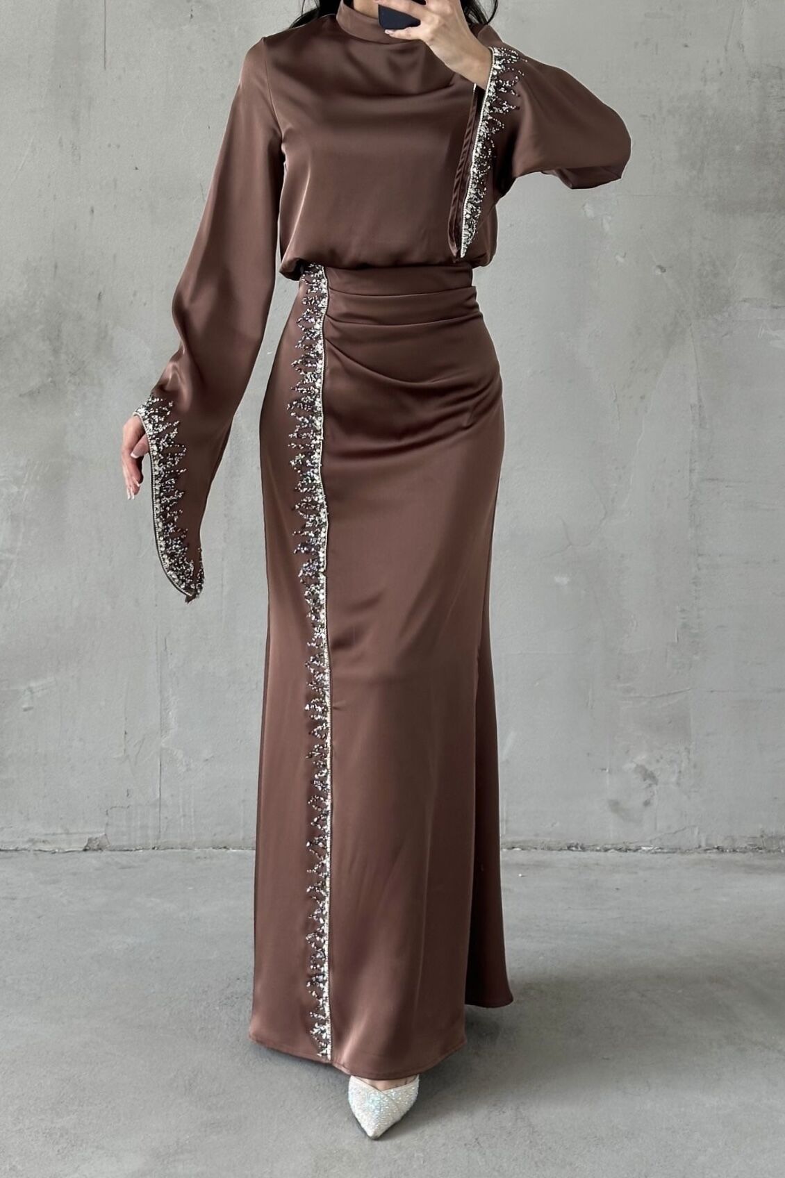 Dökümlü Kol Işıltılı İşlemeli Saten Tesettür Abiye Kahverengi