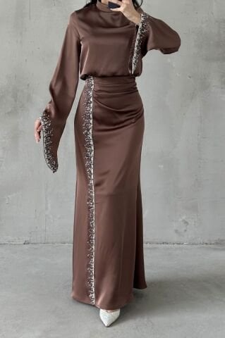 Dökümlü Kol Işıltılı İşlemeli Saten Tesettür Abiye Kahverengi
