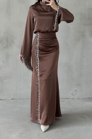 Dökümlü Kol Işıltılı İşlemeli Saten Tesettür Abiye Kahverengi