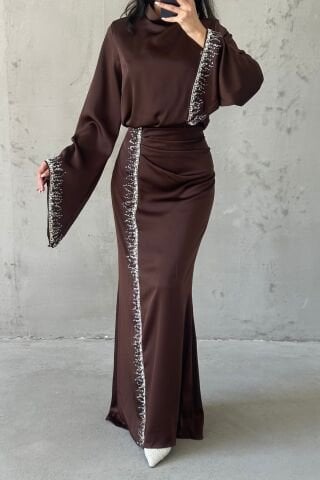 Dökümlü Kol Işıltılı İşlemeli Saten Tesettür Abiye Kahverengi