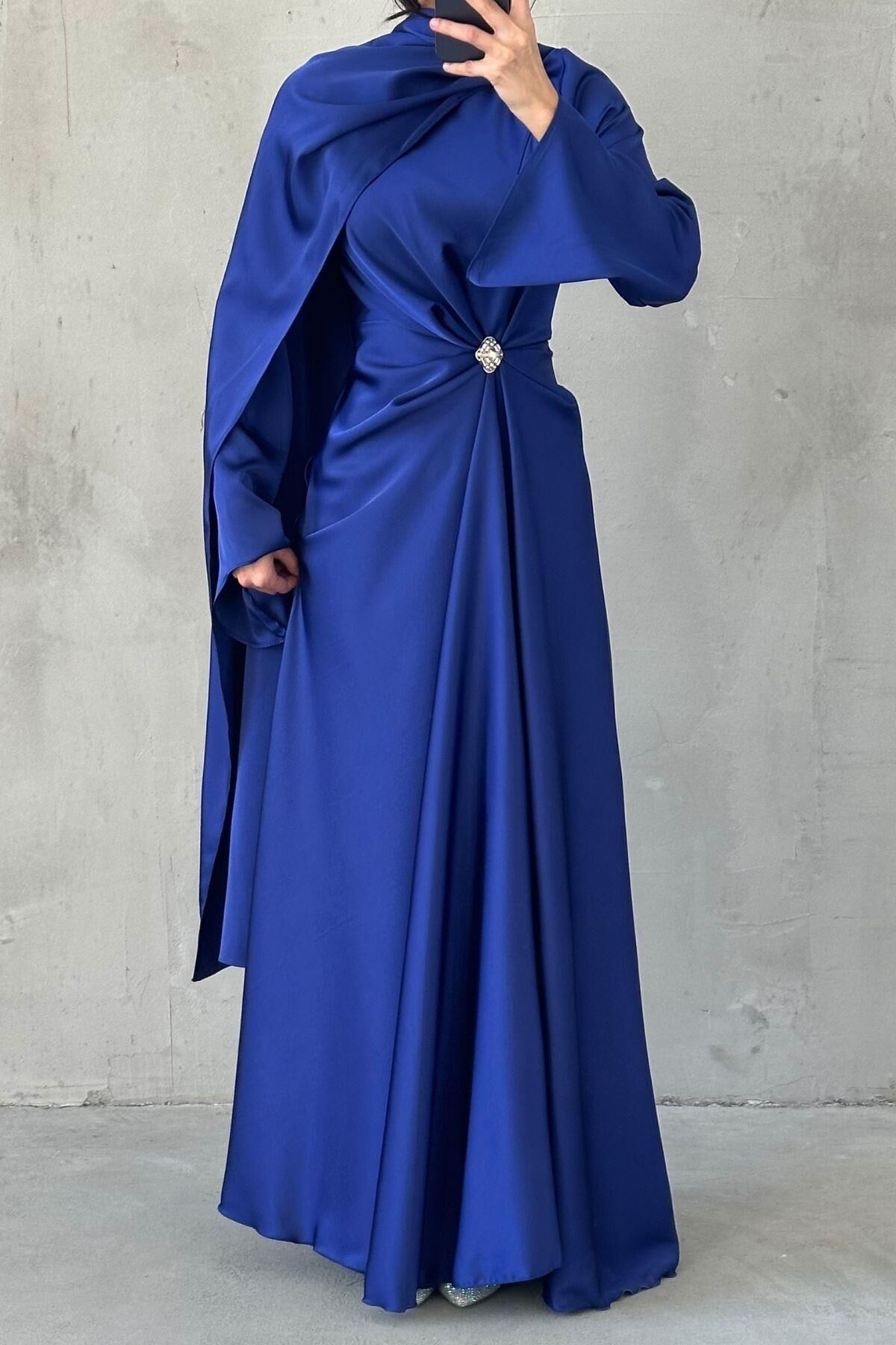 Akıcı Kumaş Ve Broş Detaylı Saten Tesettür Abiye Saks Mavisi