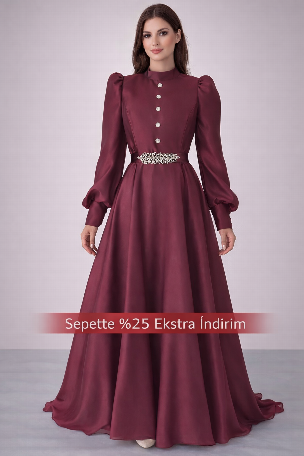 فستان سهرة أنيق بحجاب من الأورجانزا ومزين بأحجار البرقوق