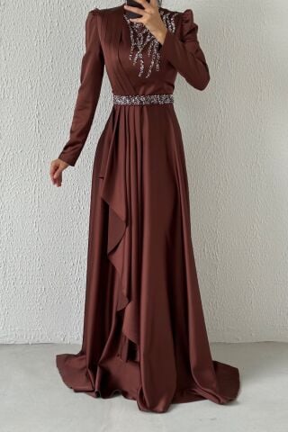 فستان سهرة من الساتان للحجاب باللون البني مع خصر وأعلى مطرزين
