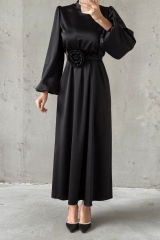 Saten Kumaş Gül Detaylı Tesettür Abiye Siyah