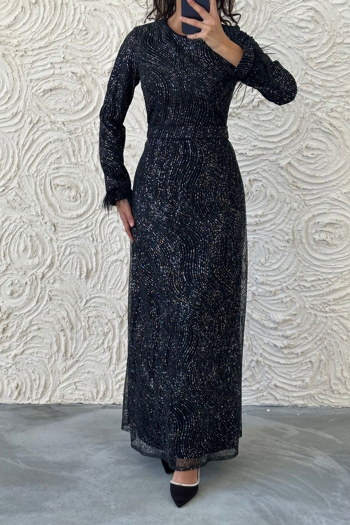 فستان سهرة بأكمام ريش مزينة بالبريق باللون الأسود