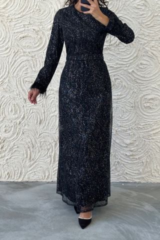 فستان سهرة بأكمام ريش مزينة بالبريق باللون الأسود
