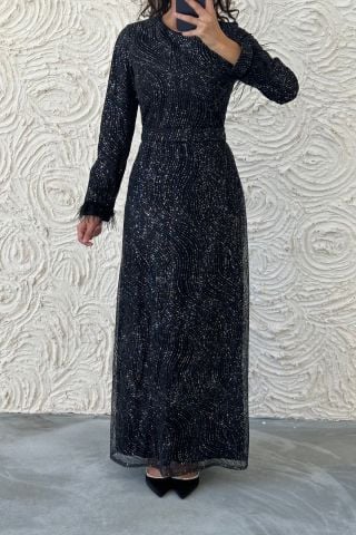 فستان سهرة بأكمام ريش مزينة بالبريق باللون الأسود